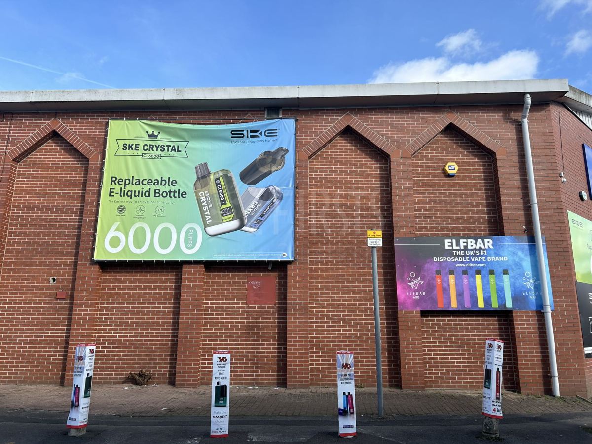 英国调研｜曼城电子烟经销中心广告密集 ELFBAR、LOSTMARY等品牌抢占中心位