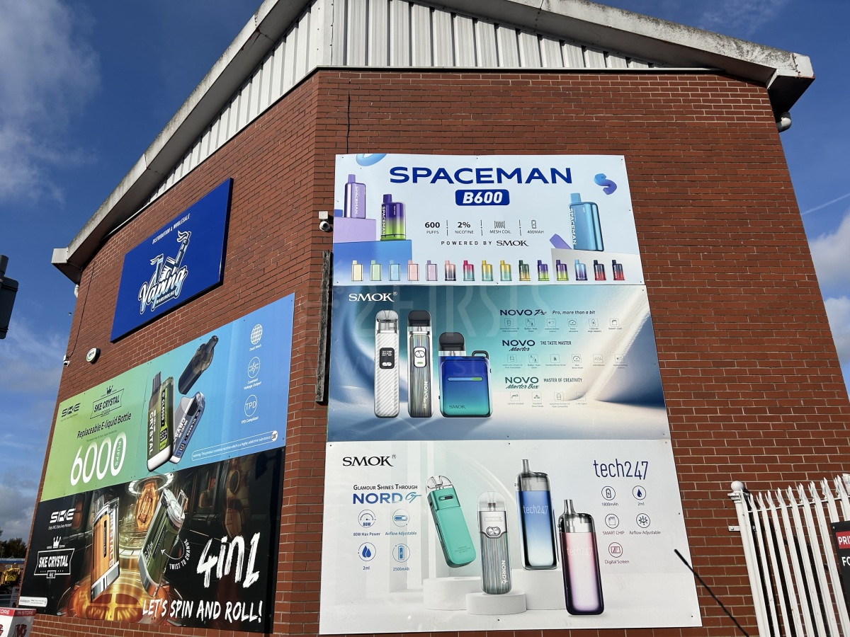 英国调研｜曼城电子烟经销中心广告密集 ELFBAR、LOSTMARY等品牌抢占中心位