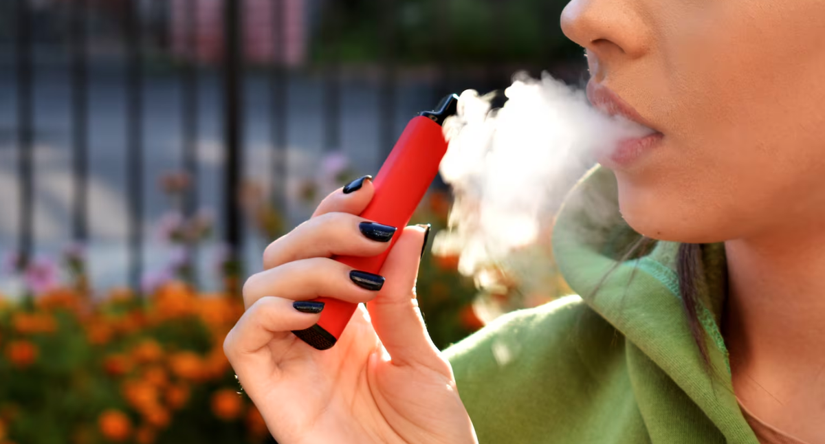 Alto porcentaje de usuarios de cigarrillos electrónicos no fueron preguntados por la verificación de edad.