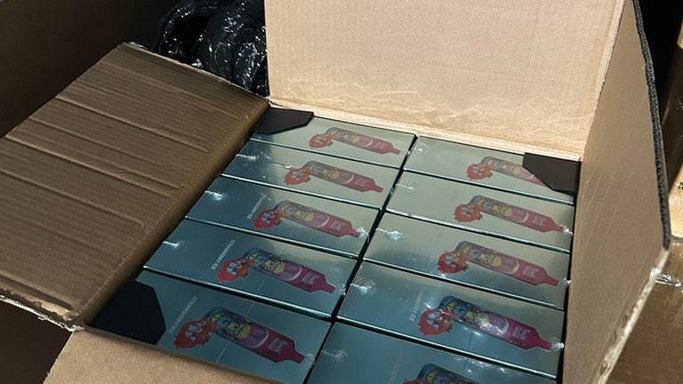 Aduanas alemanas incautan 12,500 cigarrillos electrónicos de contrabando en la carretera.