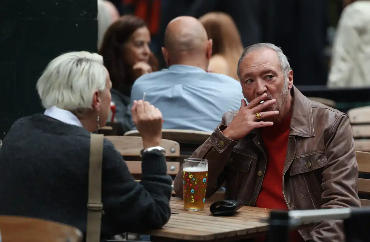 英国卫生大臣确认酒吧吸烟权 电子烟广告和赞助被禁止