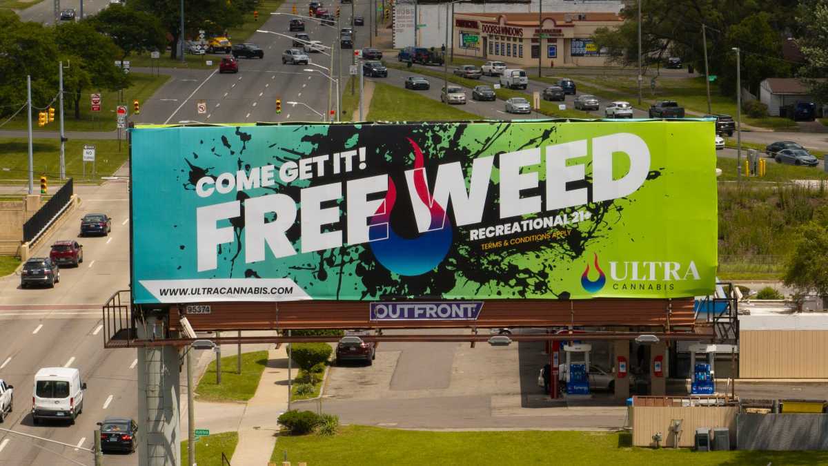 美国密歇根州一市出台新条例:限制电子烟和大麻广告