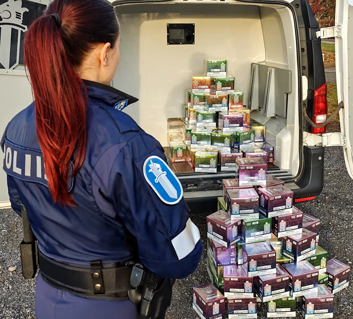 La Policía de Finlandia incauta 1150 cigarrillos electrónicos ilegales en redada.