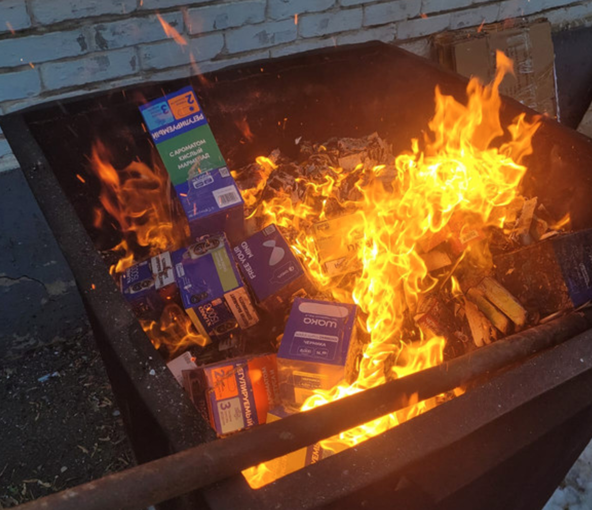 Caso de venta ilegal de cigarrillos electrónicos en Kazajistán: hombre condenado y castigado