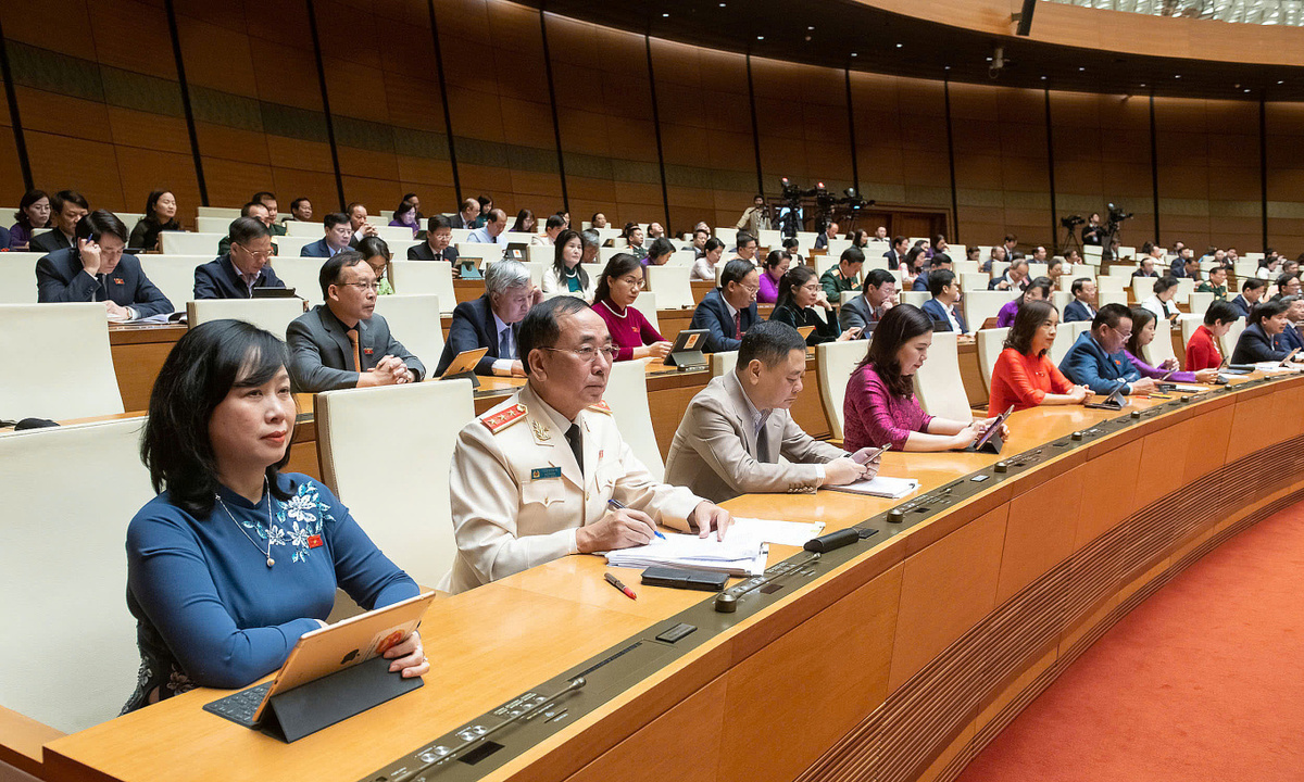 El Parlamento de Vietnam aprueba una resolución para prohibir los cigarrillos electrónicos para el año 2025.