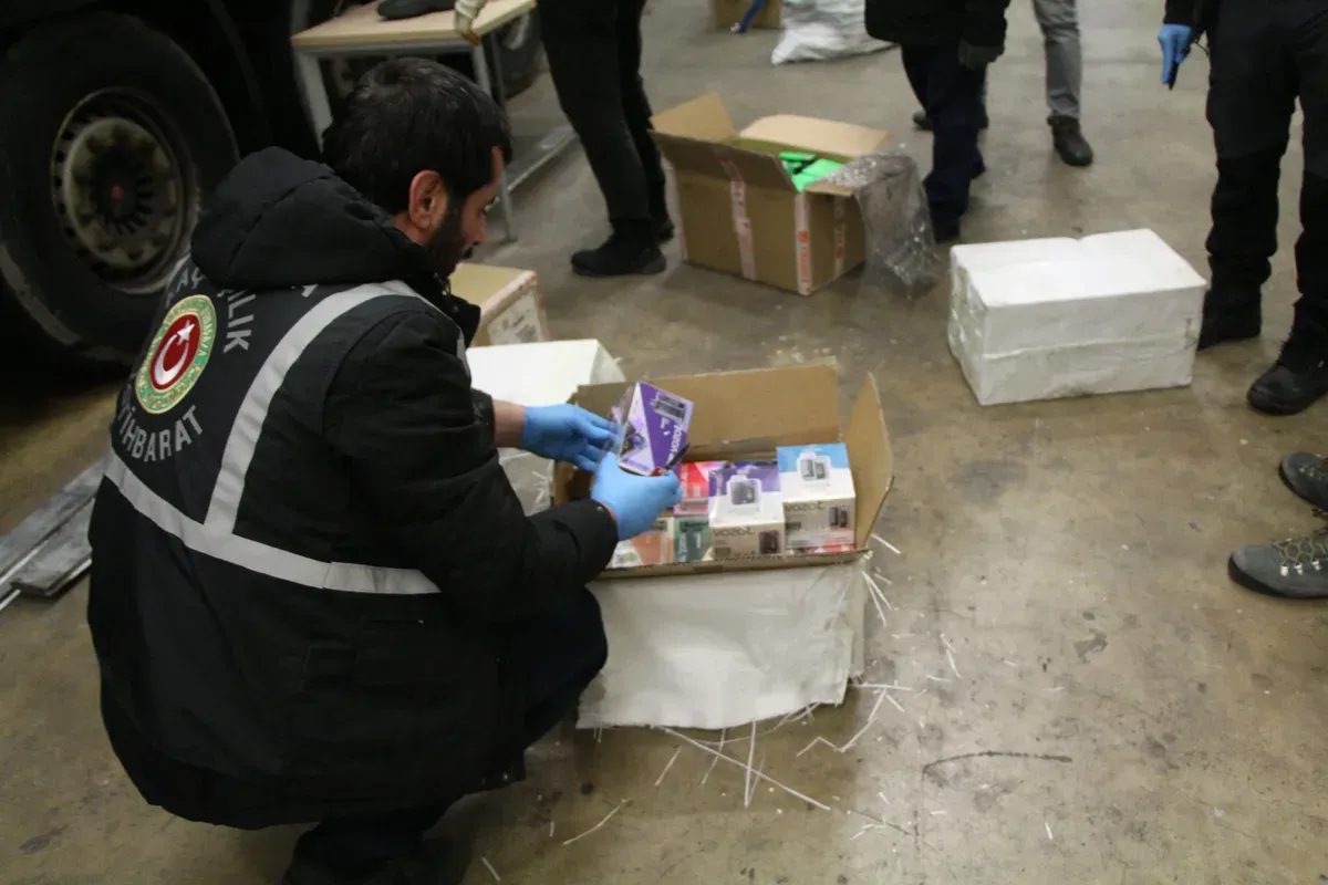 Gran incautación de cigarrillos electrónicos ilegales en un cruce fronterizo turco