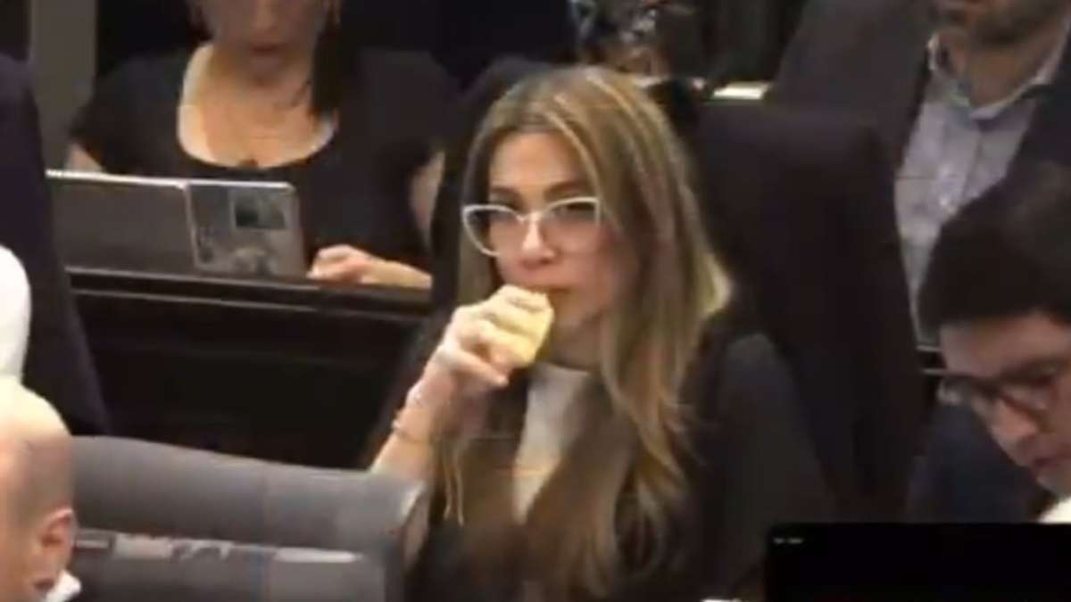 Controversy Surrounding E-Cigarette Use in Colombian Parliament Members