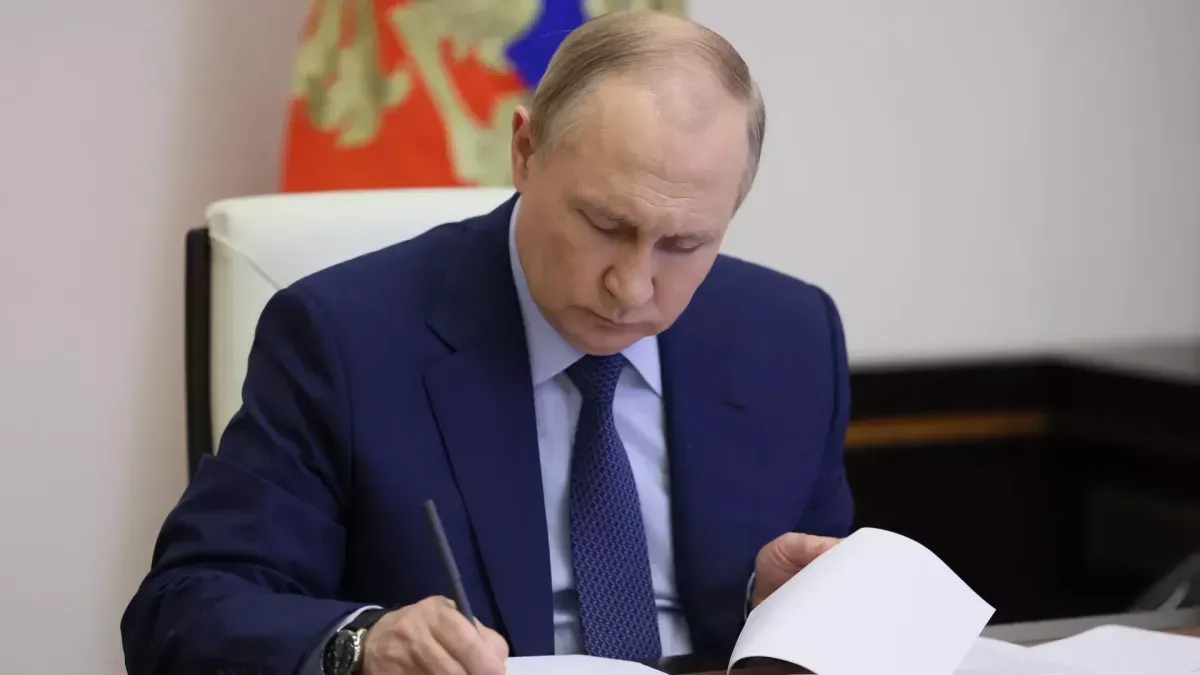 Vladimir Putin Signs Law on Selling Tobacco to Minors