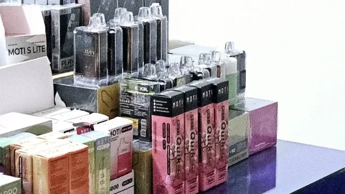 泰国警方查获超2万支非法电子烟 产品带有“MOTI”品牌标识
