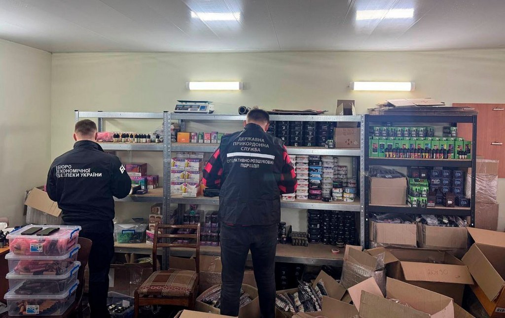 乌克兰边防局查获价值10万美元非法电子烟 产品带有“ELFBAR”品牌标识