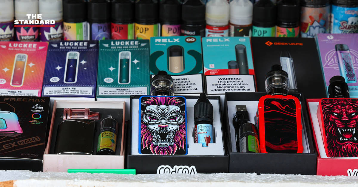 Gran almacén ilegal de cigarrillos electrónicos allanado por la policía tailandesa.