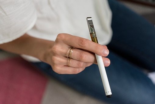 Nueva legislación propuesta para prohibir la venta de cigarrillos electrónicos cerca de las escuelas en Puerto Rico.