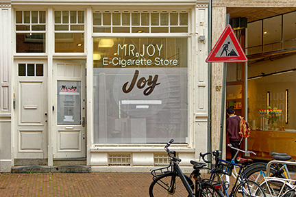 Jóvenes usuarios holandeses de cigarrillos electrónicos desconocen el contenido de nicotina: estudio