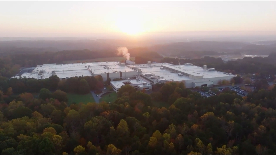 Reynolds Tobacco expande su producción en Tobaccoville, creando 300 empleos.