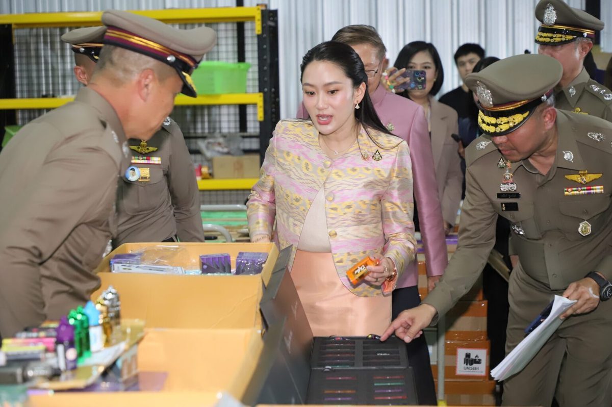 La policía tailandesa desmantela la mayor red de contrabando de cigarrillos electrónicos, incautan mercancía valorada en $3.9 millones.