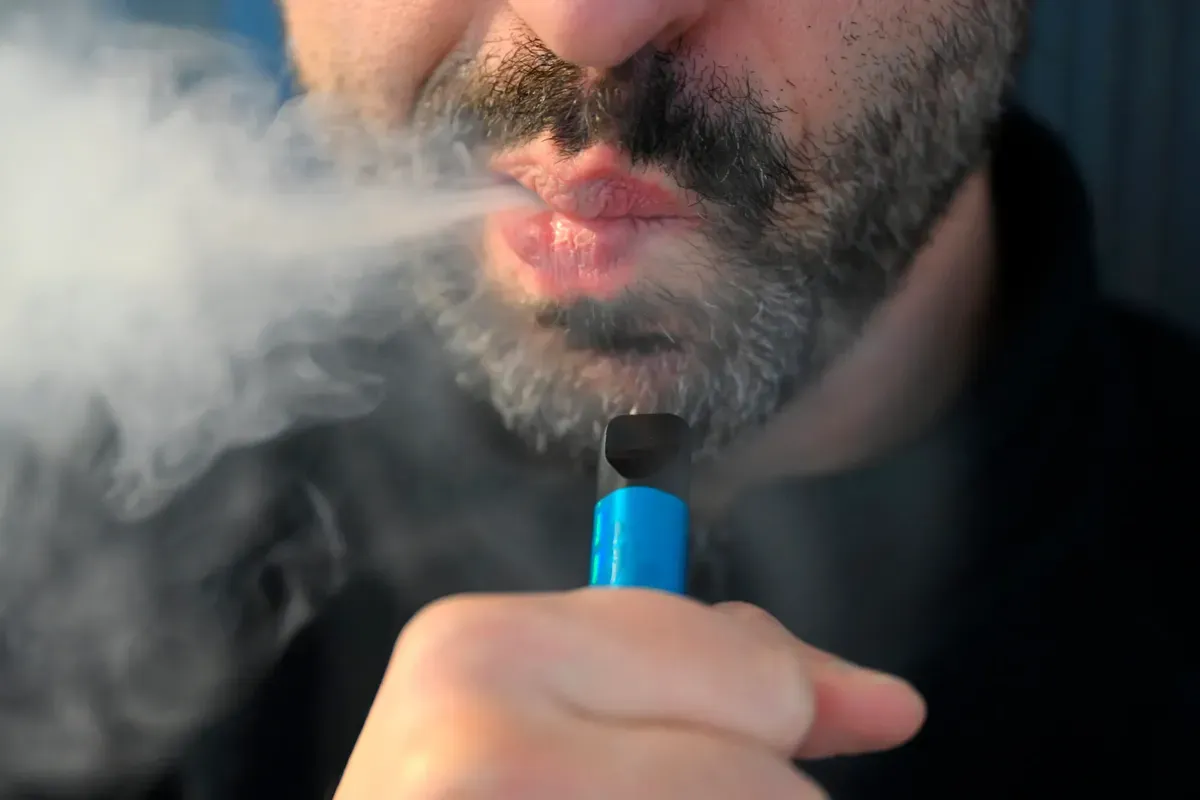Países europeos instan a la UE a revisar las leyes sobre tabaco para abarcar los cigarrillos electrónicos.