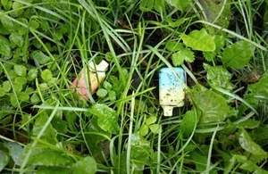 El gobierno del Reino Unido insta a los minoristas a desechar los cigarrillos electrónicos desechables.