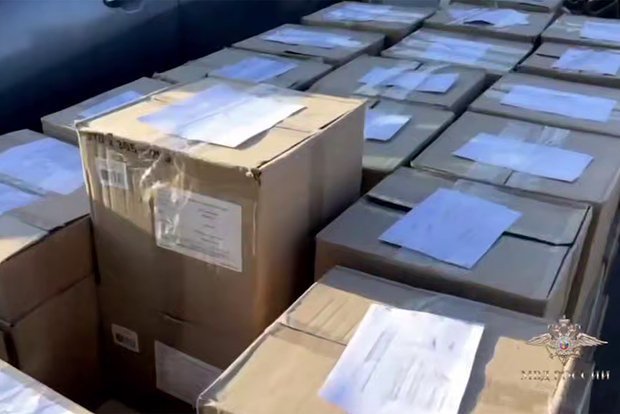 Las autoridades rusas confiscan más de 45,000 cigarrillos electrónicos ilegales en una operación de contrabando.