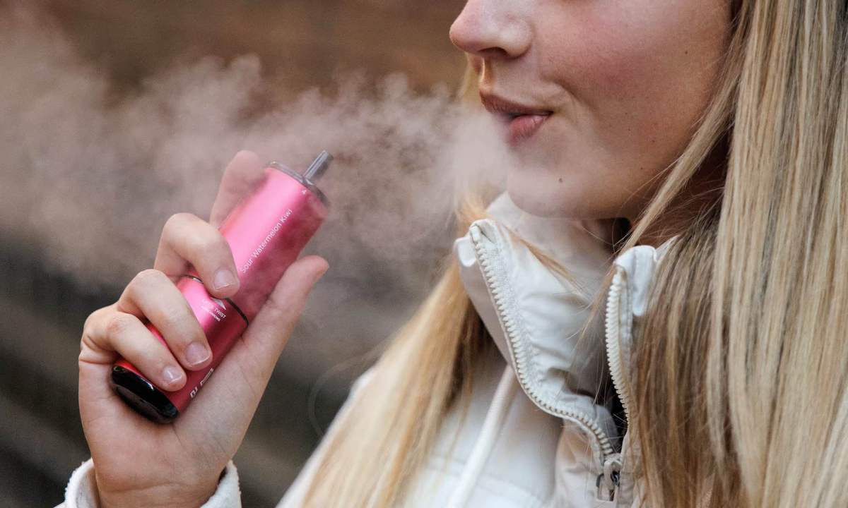 Australian opposition party proposes legalization of e-cigarette retail sales.