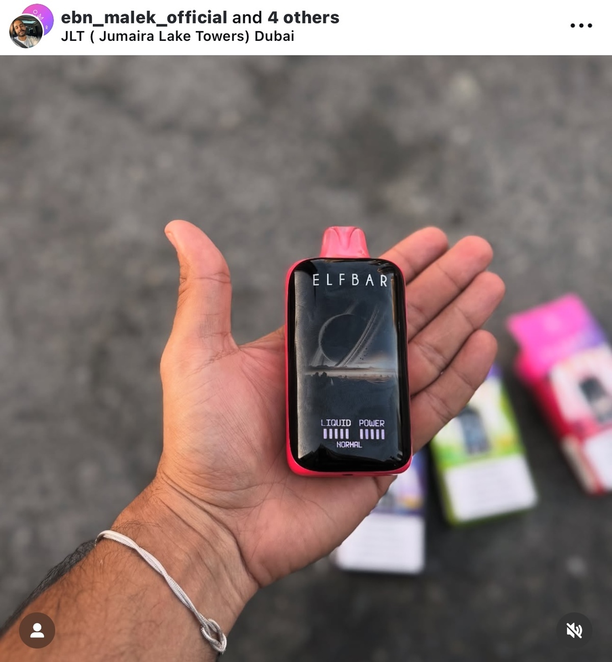 ELFBAR lanza el cigarrillo electrónico Moonlight con 40,000 usos y pantalla completa.