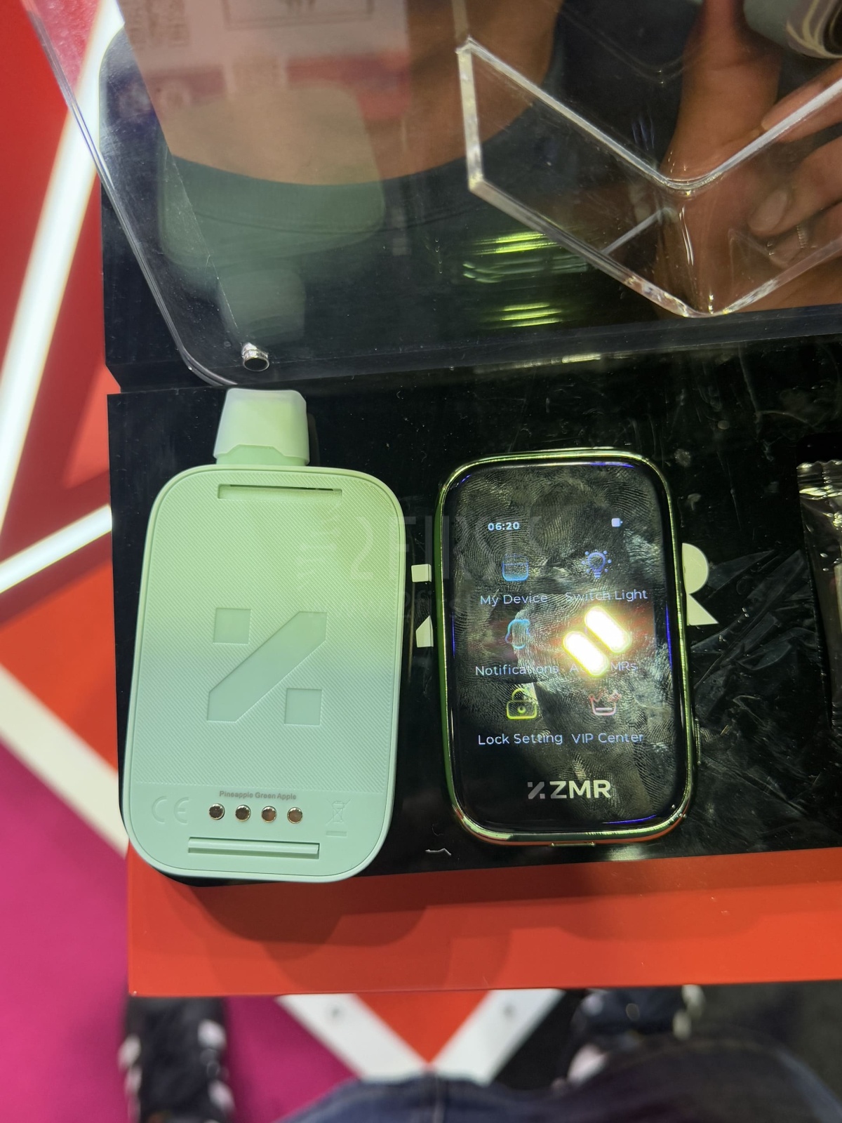 展会观察｜RELX、OXBAR等推出双模块式电子烟 多款产品搭载磁吸式屏幕