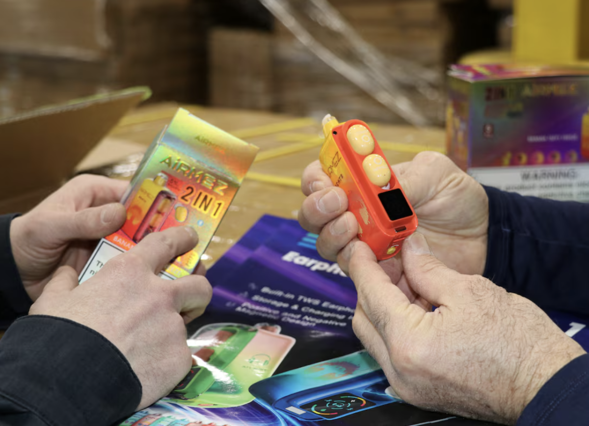 Reuters: Cómo los intermediarios canalizan vapes chinos ilegales hacia Estados Unidos