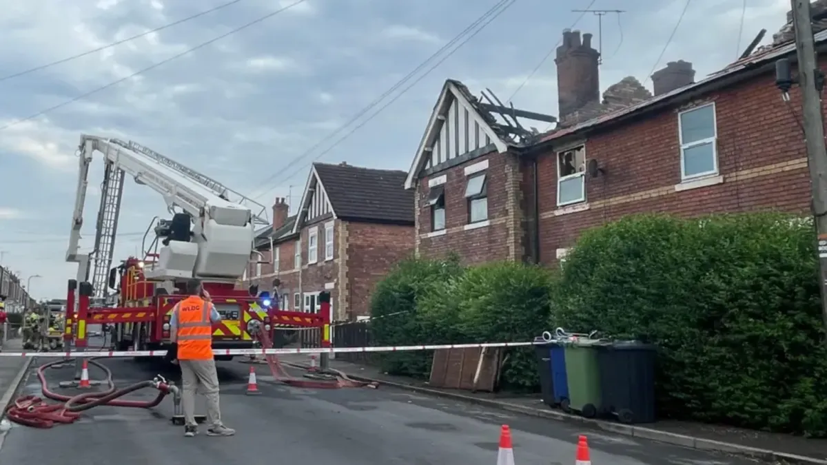 电子烟充电爆炸引发大火 英国三栋房屋被烧毁 当局紧急发出警告