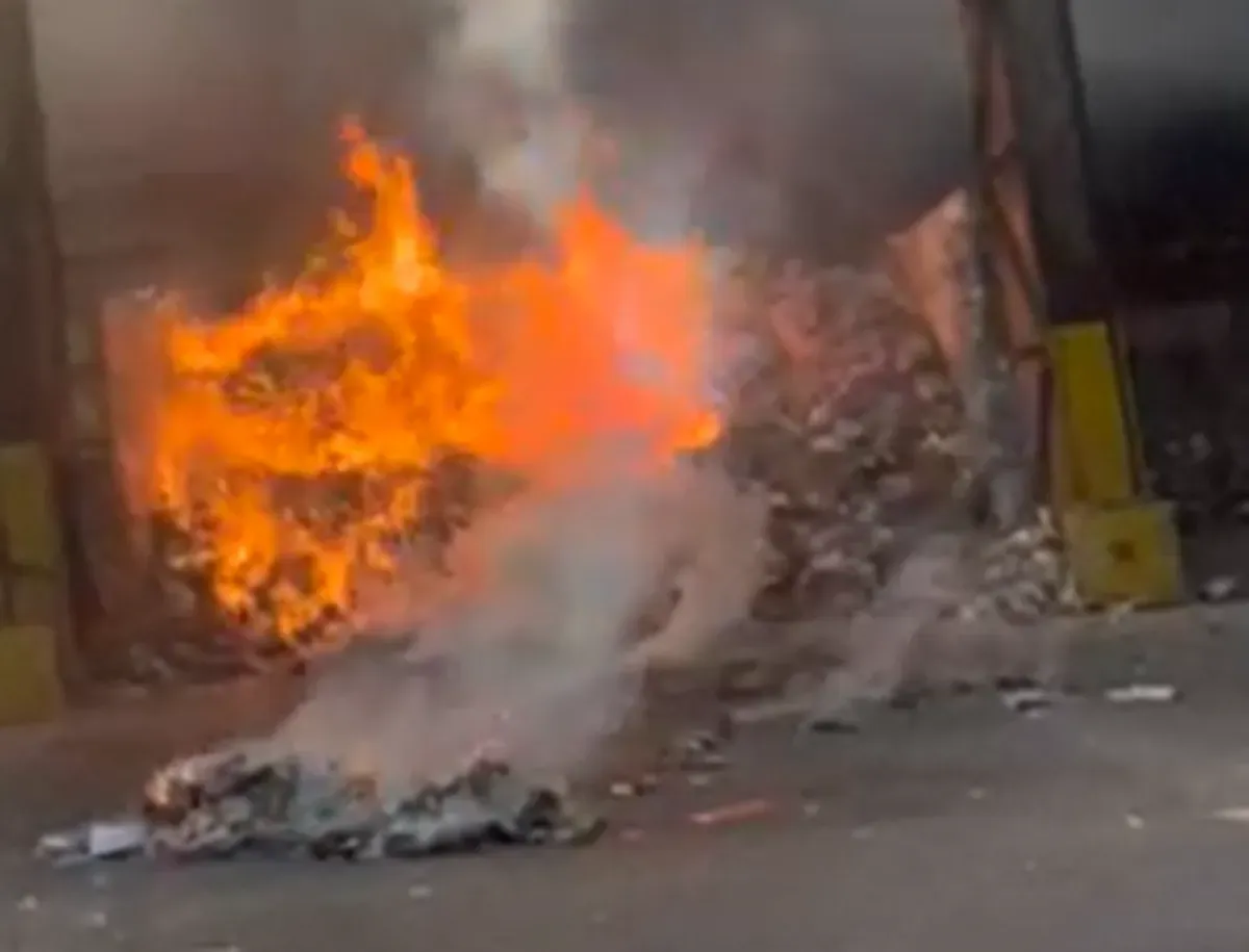 英回收站火灾源于电子烟锂电池 当局敦促规范处置