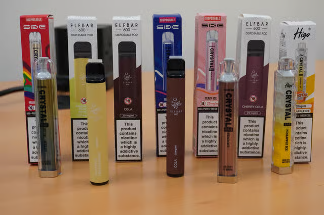 Las tiendas venden abiertamente cigarrillos electrónicos desechables ilegales en Edimburgo a pesar de la prohibición.