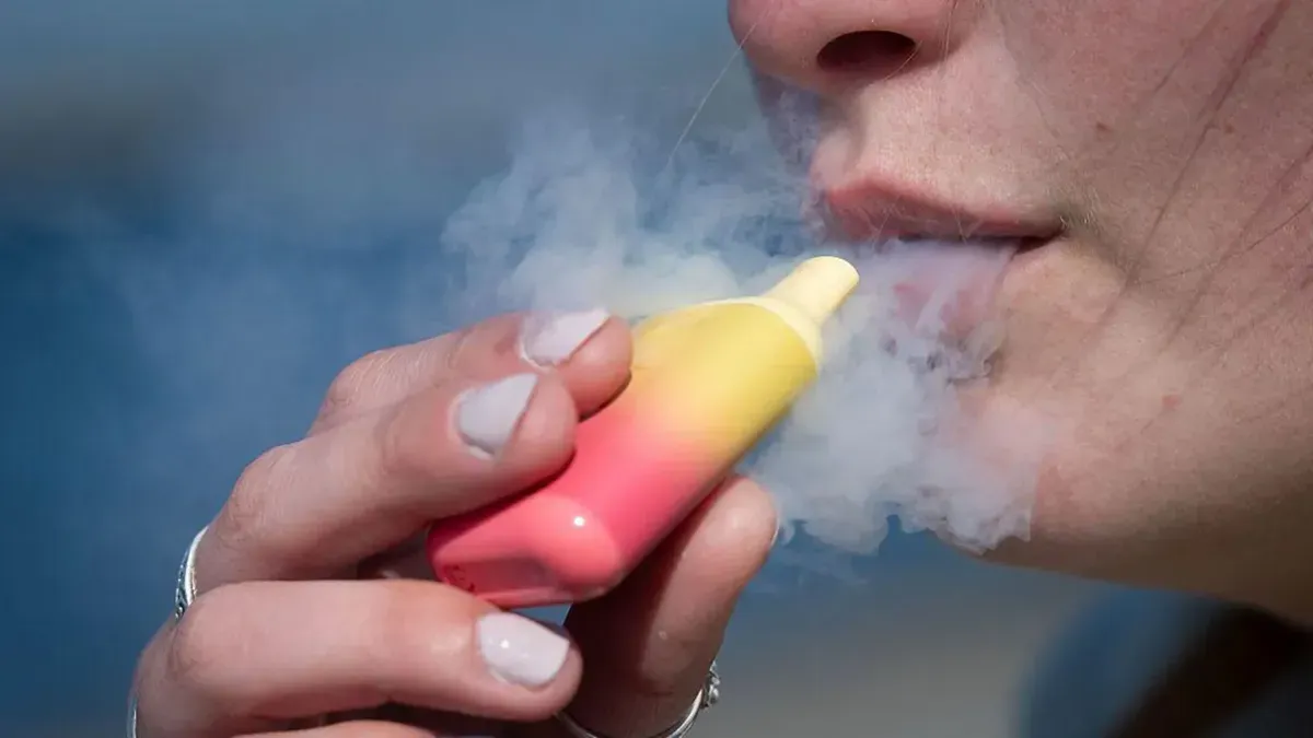El uso de cigarrillos electrónicos entre adolescentes australianos disminuye, las autoridades confiscan millones de dispositivos ilegales.