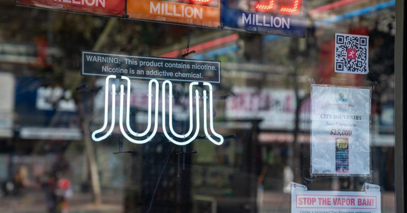 La FDA aprueba los productos de Juul para la venta en el mercado, desatando un debate en la industria.