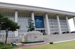 Corea del Sur prohíbe las máquinas expendedoras de cigarrillos electrónicos en zonas de protección educativa.