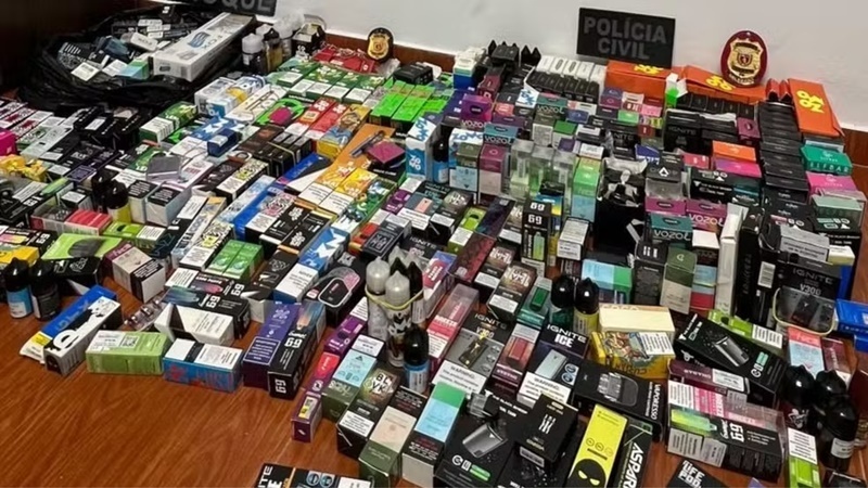La policía del estado de Paraná, en Brasil, confiscó productos de cigarrillos electrónicos ilegales involucrados en la venta a menores de edad.