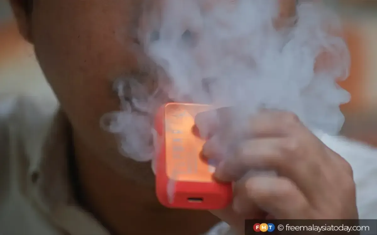 OMS insta a la prohibición integral de la venta de cigarrillos electrónicos para proteger a la juventud.