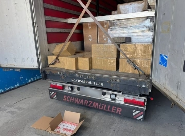 Las aduanas ucranianas confiscan 7.500 cigarrillos electrónicos desechables y 500 botellas de líquido electrónico valuadas en más de 2.8 millones de hryvnias.