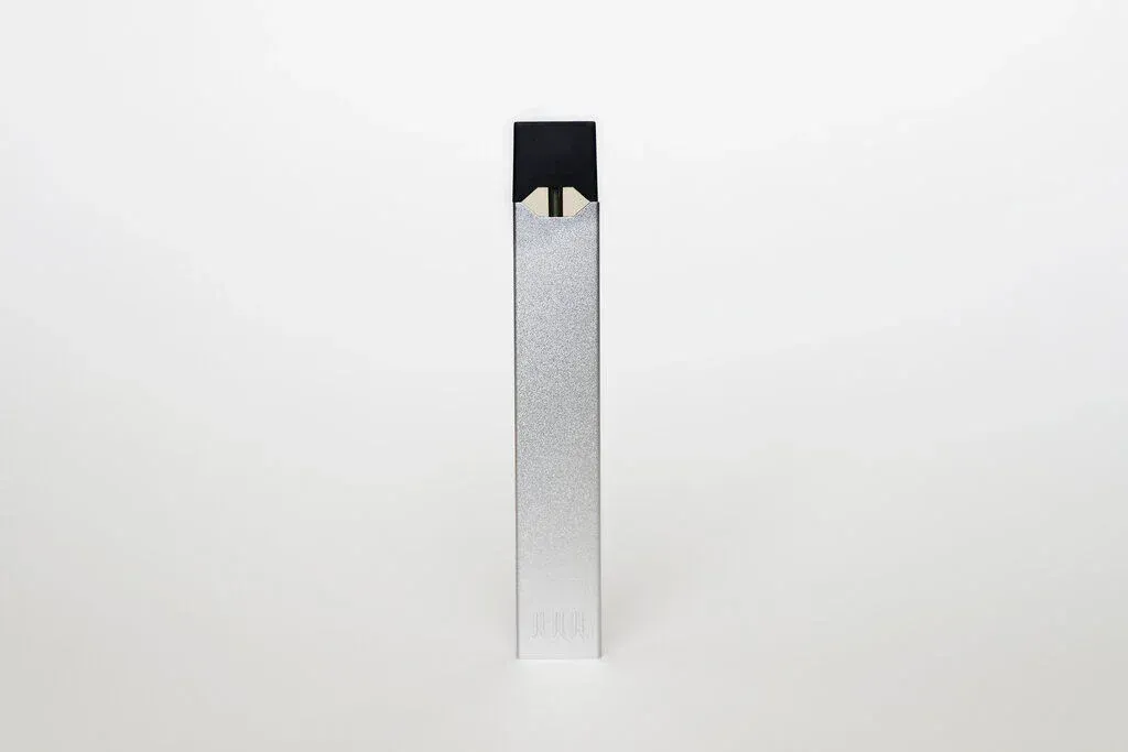 de marketing agresivamente sus productos de vaporizadores de nicotina a adolescentes y jóvenes adultos, contribuyendo así a la epidemia de consumo de tabaco entre los jóvenes.