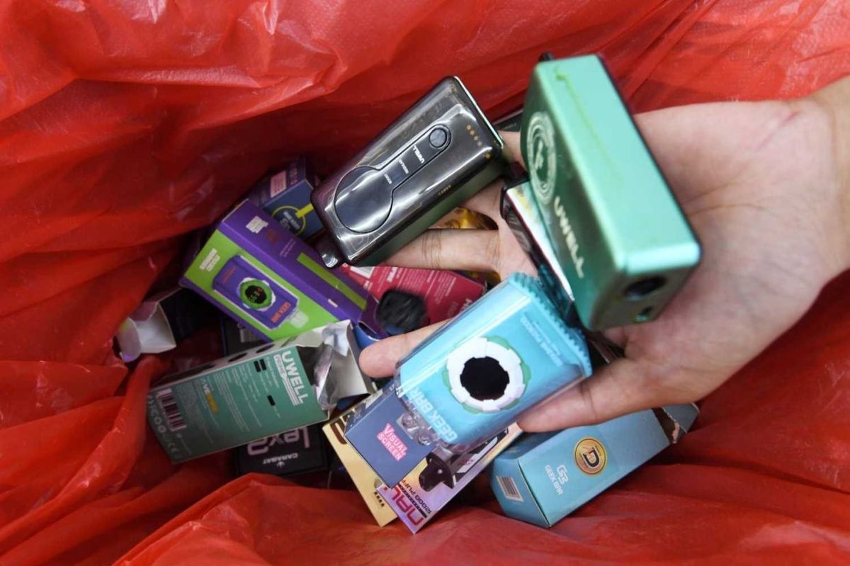 Malaysia Parliament: Health Committee Chair Displays Multiple Vape Products, Urges Stronger Warnings on Youth Risks