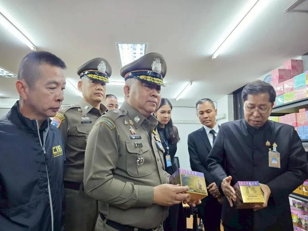 泰国警方查获3万件非法电子烟 涉案约30万美元 部分产品带ELFBAR标识