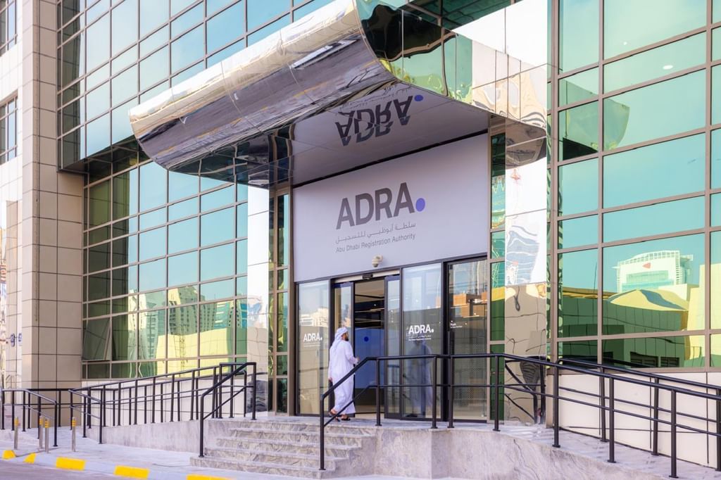 Abu Dhabi Commercial Registry closes shops for selling tobacco and e-cigarette products illegally, issues warnings and fines to surrounding businesses.