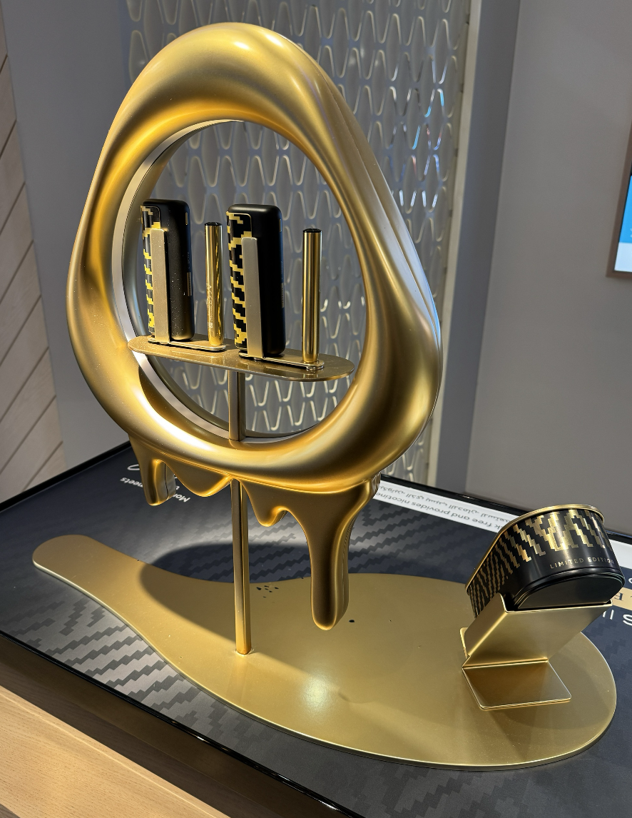 2Firsts观察｜菲莫国际在迪拜机场推出IQOS ILUMA i × SELETTI限量系列，强化设计艺术与高端定位