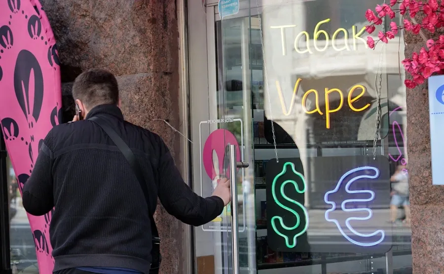 Russian Finance Ministry proposes revision of tobacco sales law to allow regional e-cigarette bans; Putin supports move