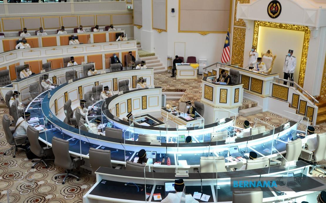 Melaka authority launches crackdown on unlicensed e-cigarette retailers, issues notices, fines, and seizes illegal products