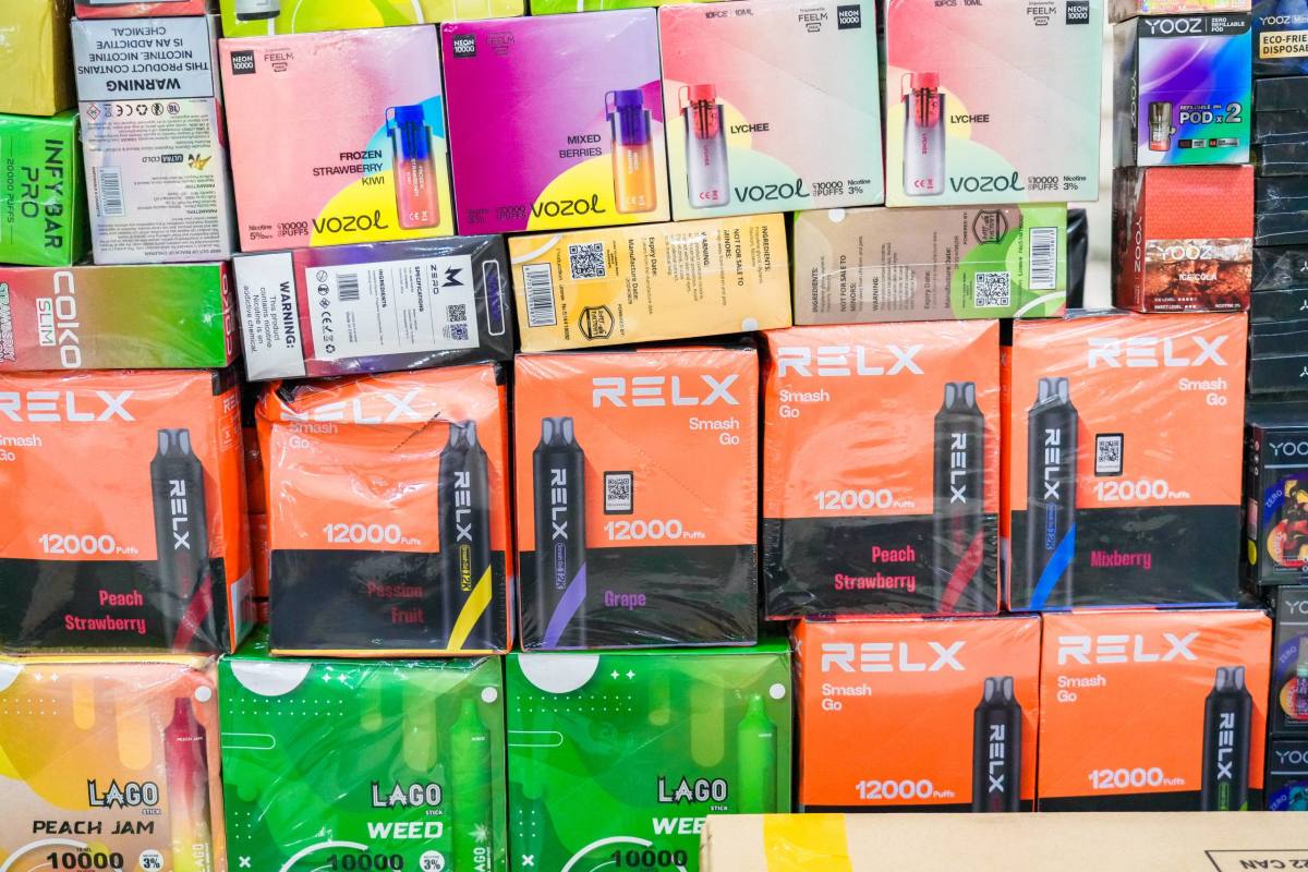 柬埔寨金边突袭电子烟销售点 查获电子烟、烟弹等超30万件