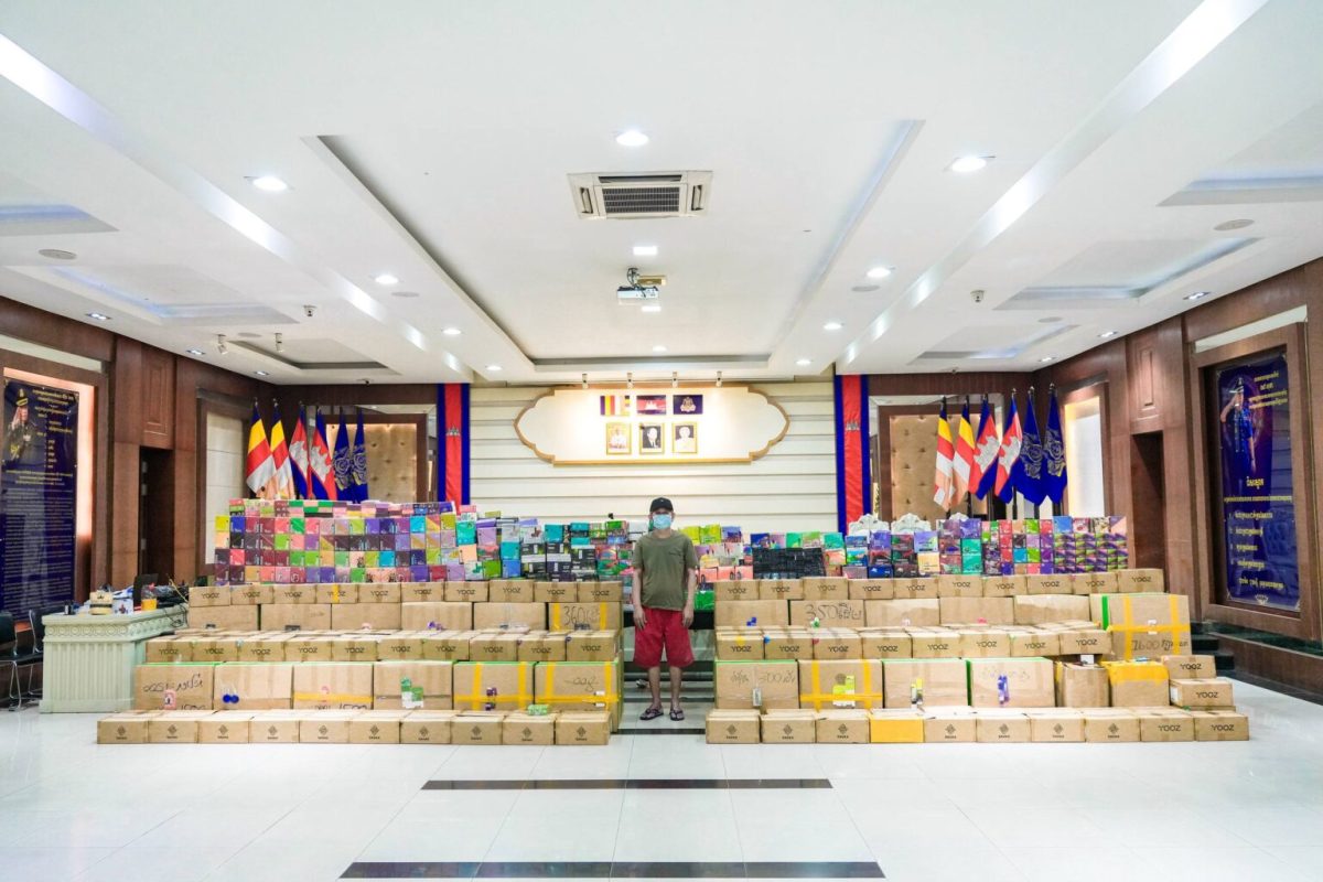 柬埔寨金边突袭电子烟销售点 查获电子烟、烟弹等超30万件