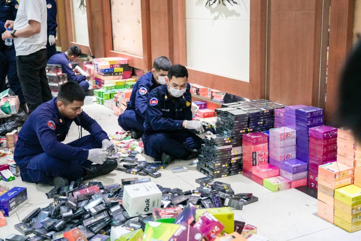 柬埔寨金边突袭电子烟销售点 查获电子烟、烟弹等超30万件