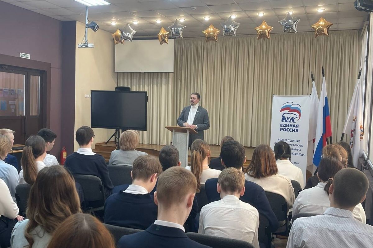 Deputy Mikhail Ivanov delivers a lesson on the harms of vapes to Sormovo school students