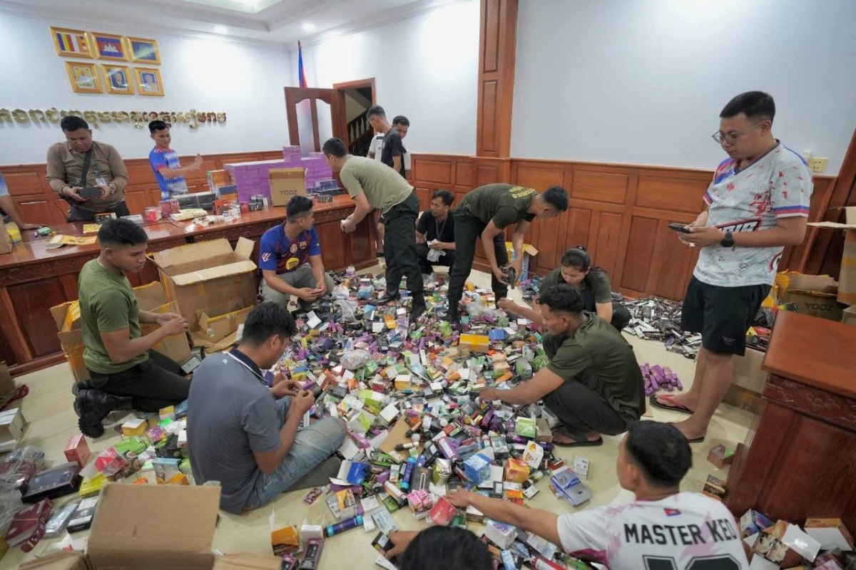 柬埔寨暹粒宪兵查获逾1万件电子烟相关物品 两名嫌疑人移送处理