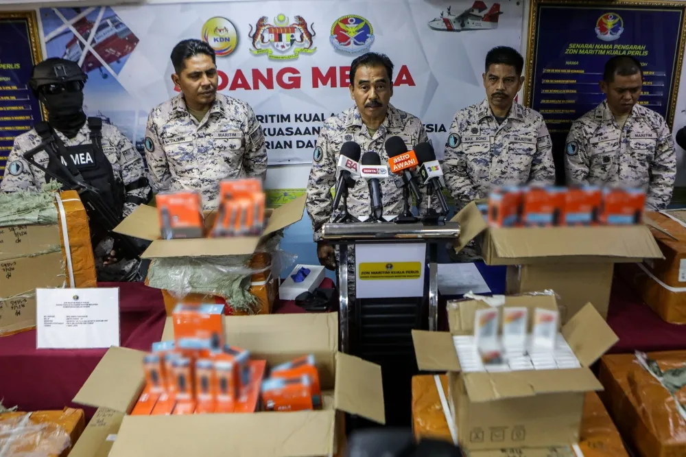 Malaysia maritime officers seize nearly 16,500 vapes in suspected cross-border smuggling bid