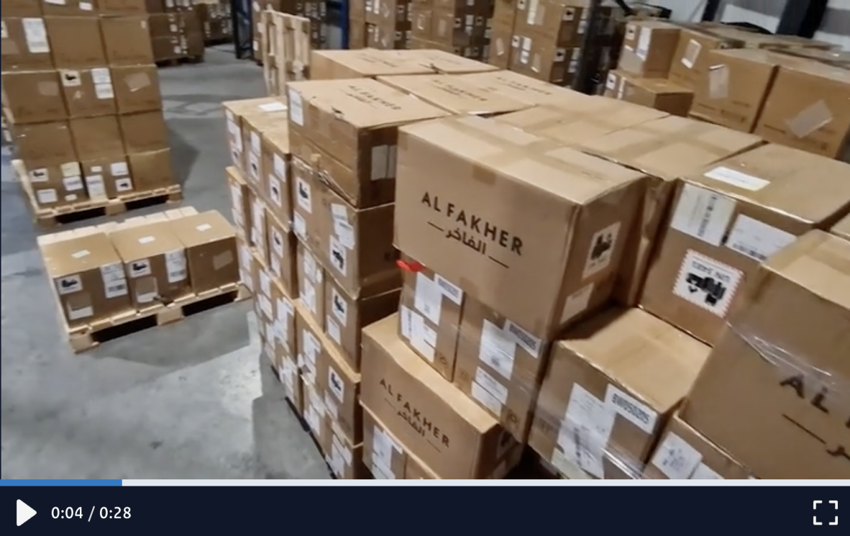 荷兰创纪录查获27.7万支非法电子烟,执法视频现“AL FAKHER”字样纸箱